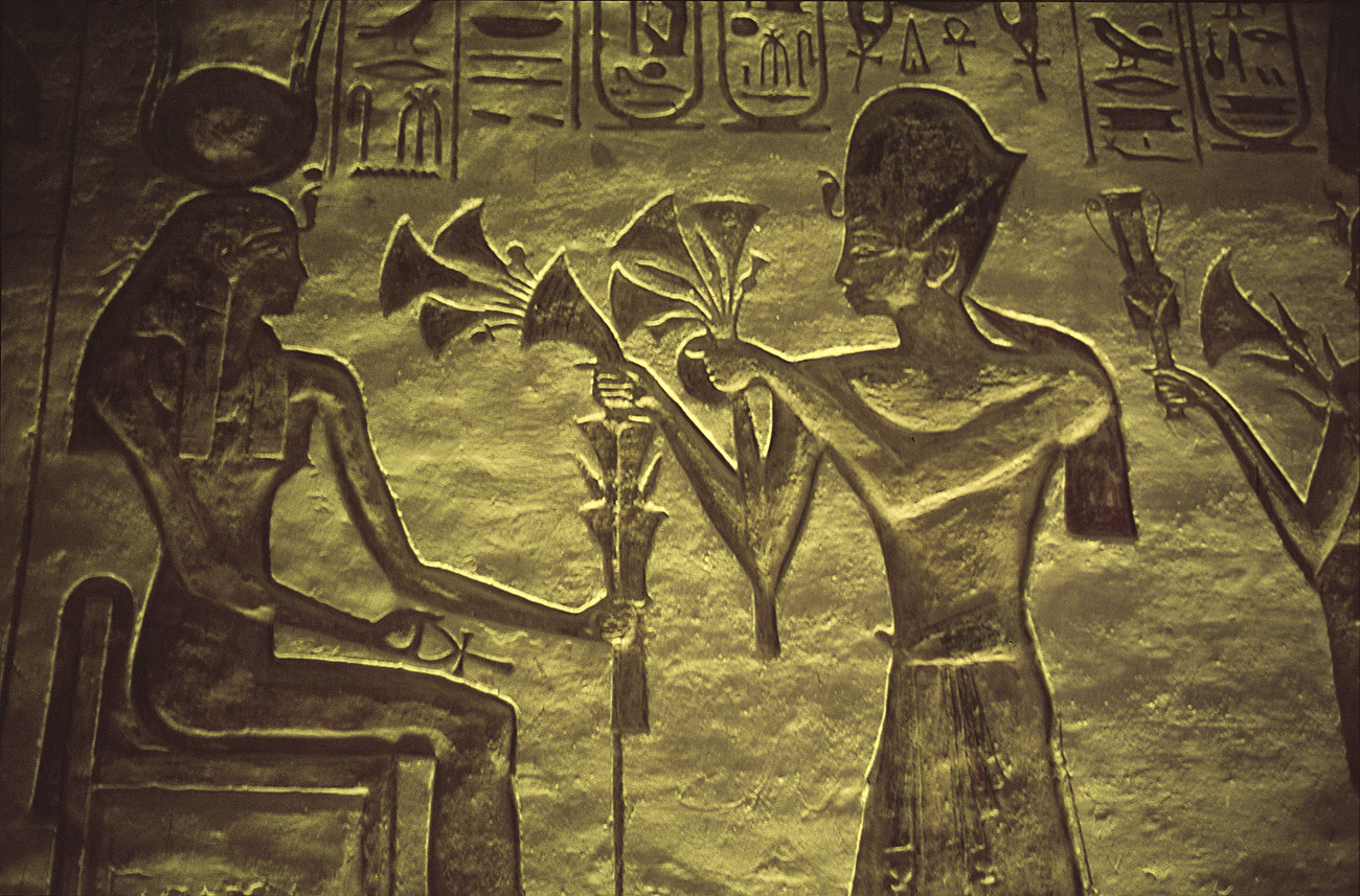 egyp09_19 abu simbel bas-relief detail.jpg - Abu Simbel  temple de Nefertari Provia 100 F